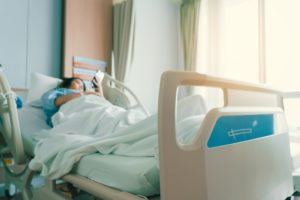 Mujer en el hospital con cáncer de útero