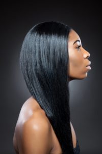 Mujer negra con cabello lacio