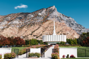 Un templo mormón frente a una montaña de Utah