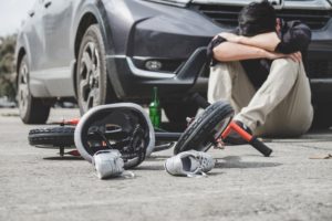 Conductor borracho siente remordimiento tras atropellar a ciclista en carretera