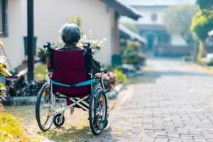 mujer lesionada en silla de ruedas