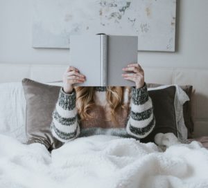 mujer leyendo un libro en la cama