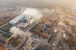 contaminación del aire que contamina un vecindario marcado en rojo