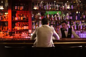 hombre bebiendo en un bar