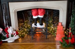 Los pies de Papá Noel saliendo de la chimenea.