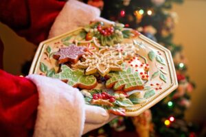 Santa sosteniendo un plato de galletas