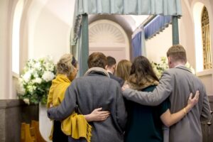 Familia llora una muerte en una funeraria