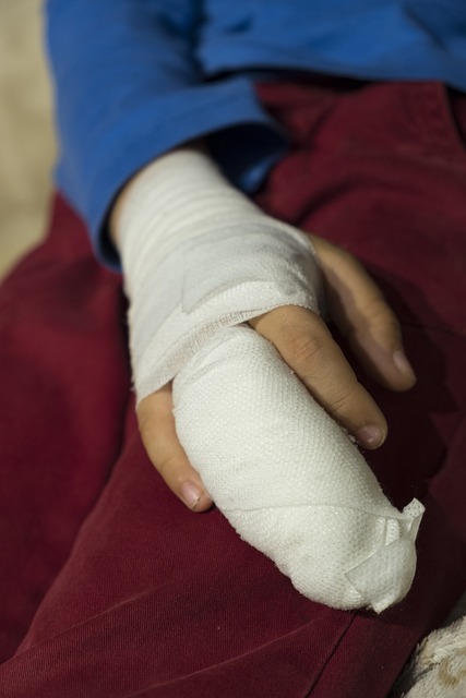 La mano vendada de un niño tras una lesión.