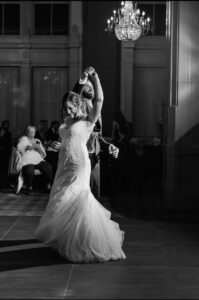 Sarah Rose bailando el día de su boda
