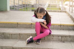 young girl in an arm cast