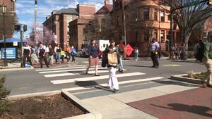 Estudiantes de VCU cruzando una calle muy transitada