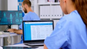 doctores mirando registros médicos en línea