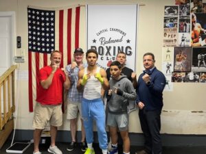 Cover One Foundation posando con el equipo de boxeo