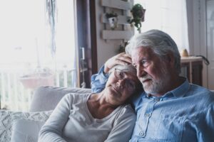 pareja de ancianos en un asilo de ancianos