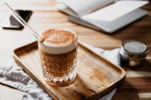 café con leche en el borde de una mesa