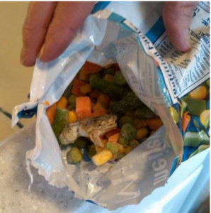 Rana congelada en una bolsa de verduras.