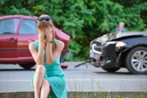 mujer triste después de un accidente automovilístico