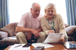 pareja de ancianos revisando facturas médicas
