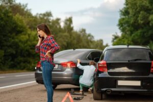 mujer y hombre en accidente automovilístico