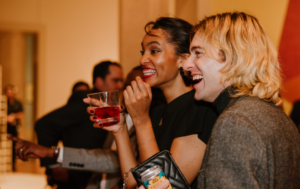 Pareja riendo en una fiesta