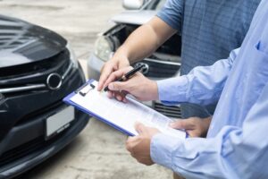 Tratar con la compañía de seguros después de un accidente