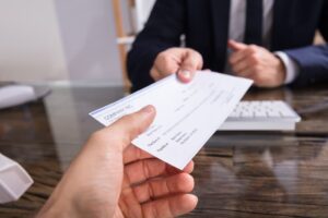 Cheque de pago de compensación laboral