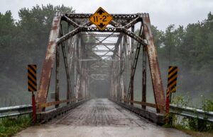 puente viejo y oxidado