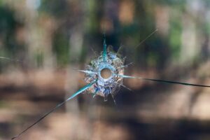 agujero de bala a través de la ventana