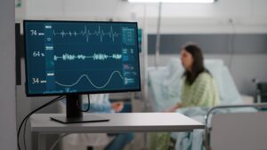 Mujer en un hospital monitoreando su frecuencia cardíaca
