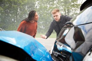 Personas discutiendo después del accidente