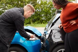 Discusión sobre accidente de coche