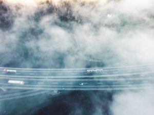 Autos circulando en medio de una niebla espesa en la autopista