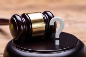 Signo de interrogación y mazo del juez