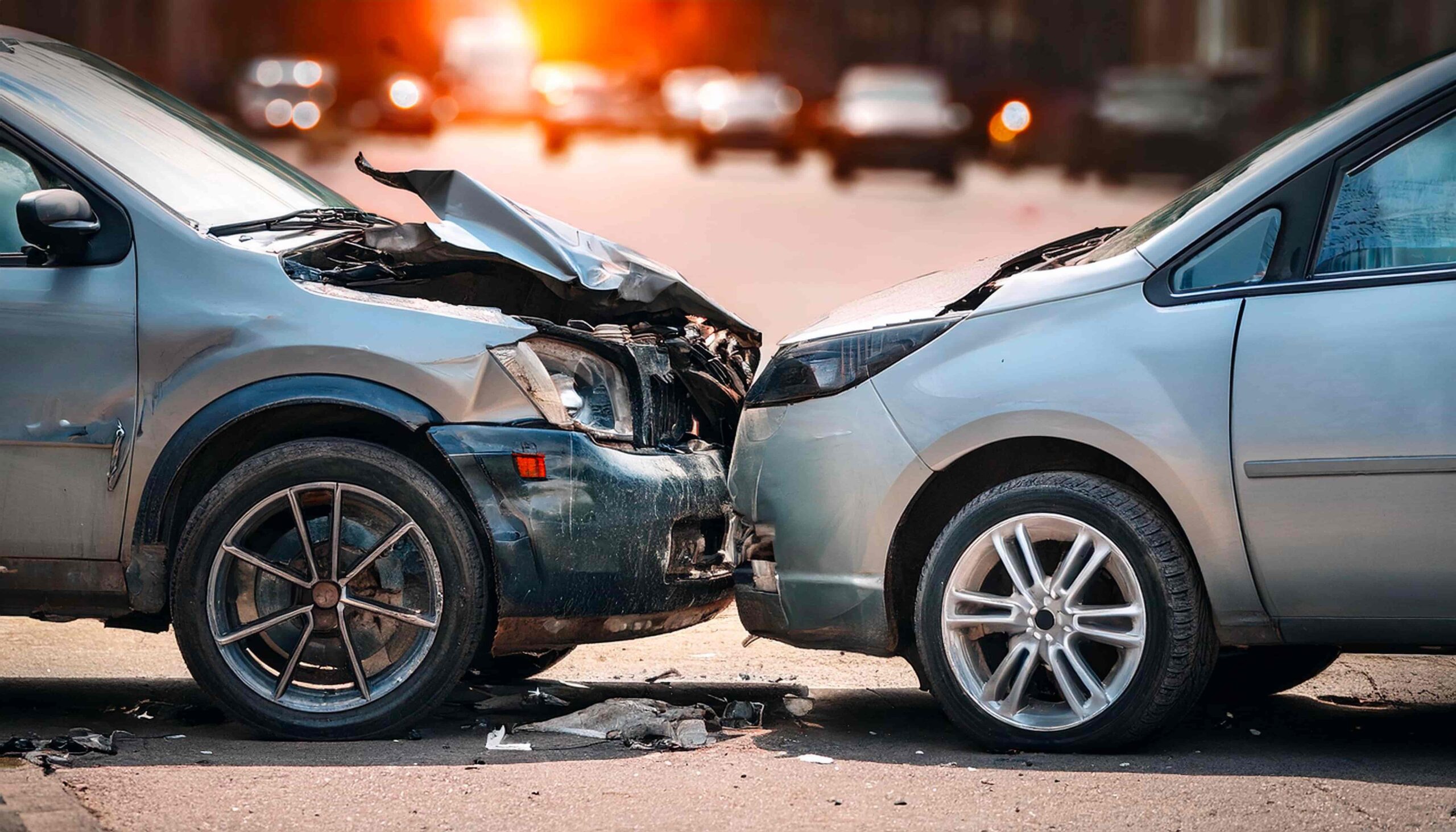 Colisión frontal entre dos vehículos dañados tras un grave accidente de tráfico.