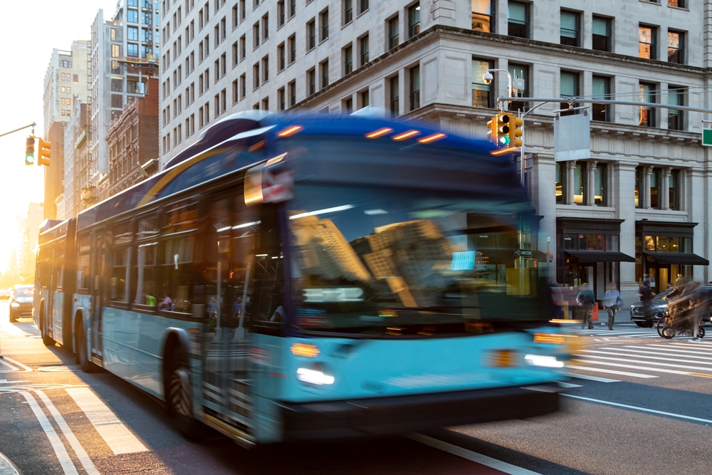 Imagen borrosa por el movimiento de un autobús urbano.