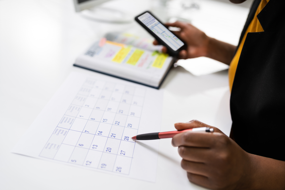 Seguimiento de plazos mediante calendarios físicos y medios digitales.